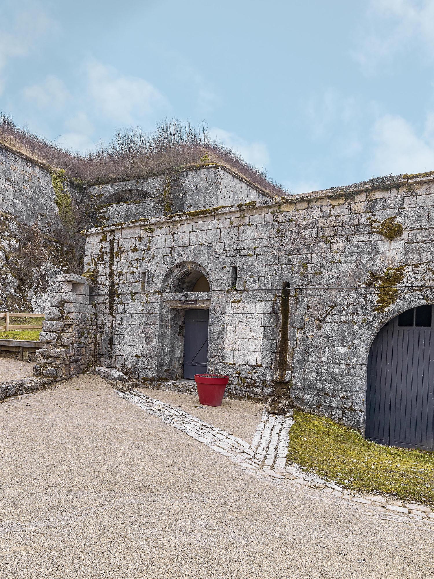 Entrées des casemates du flanc gauche.
