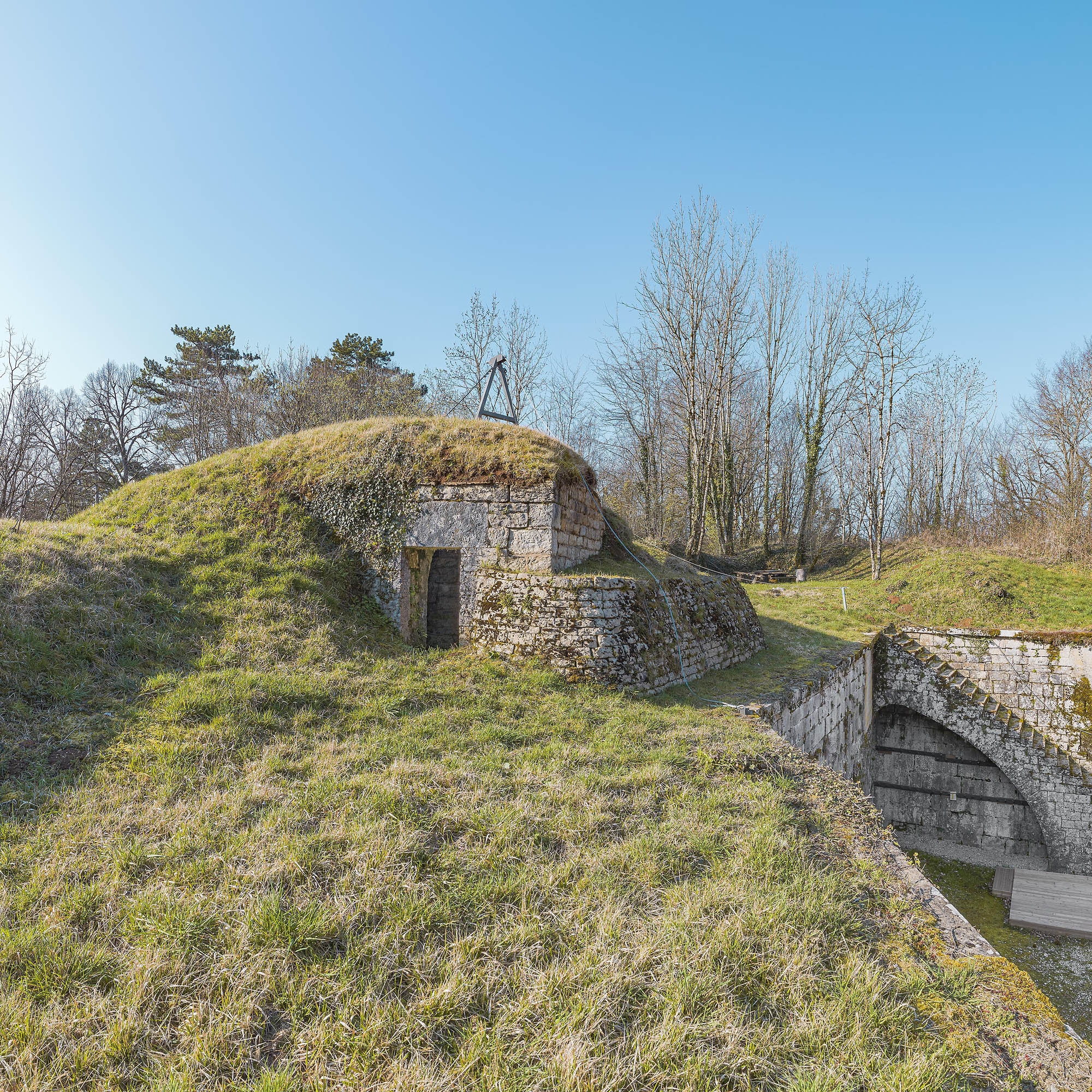 La casemate située sur le toit.