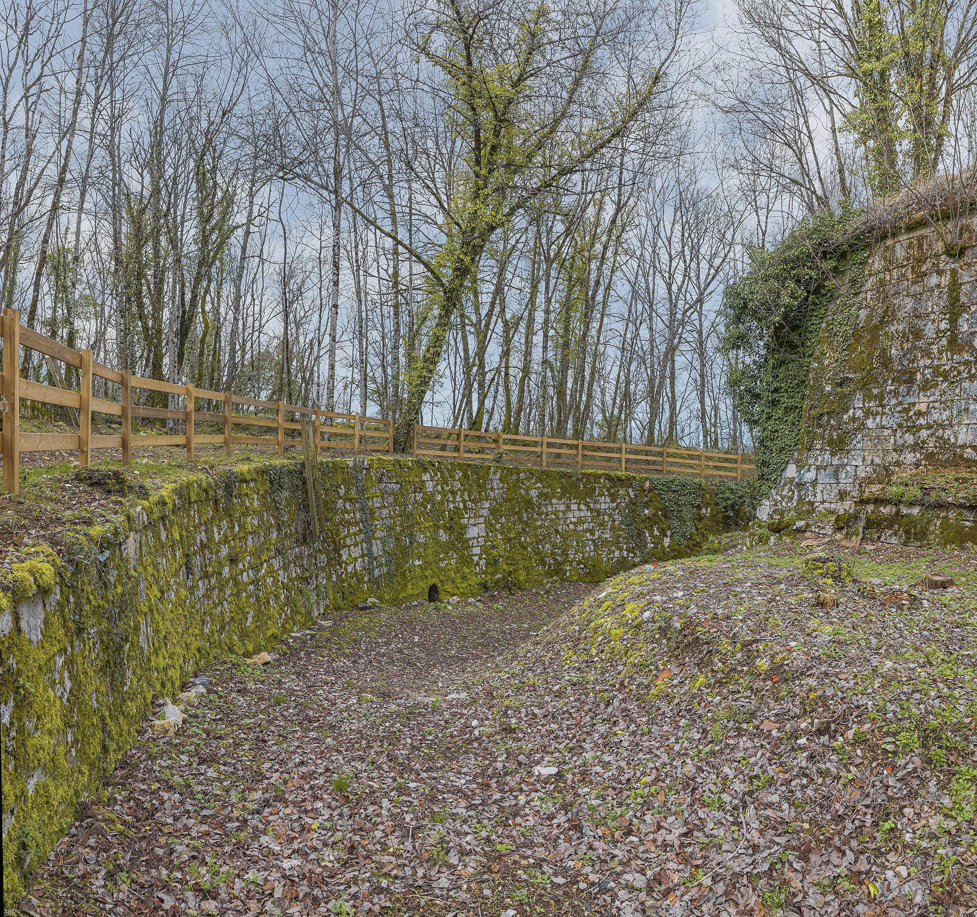 Le fossé et le mur de contrescarpe.