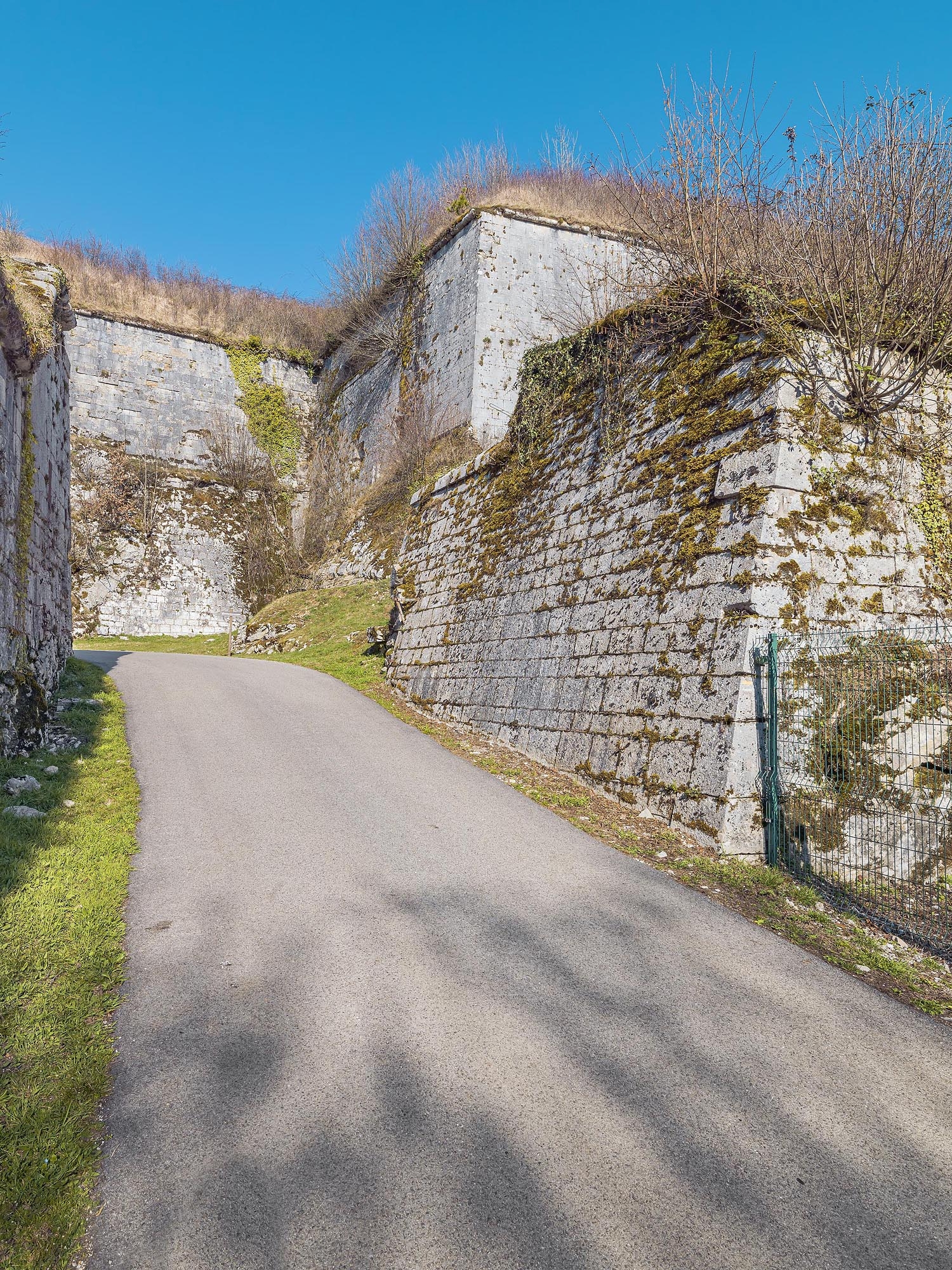 Chemin récent évitant l'entrée par la demi-lune.