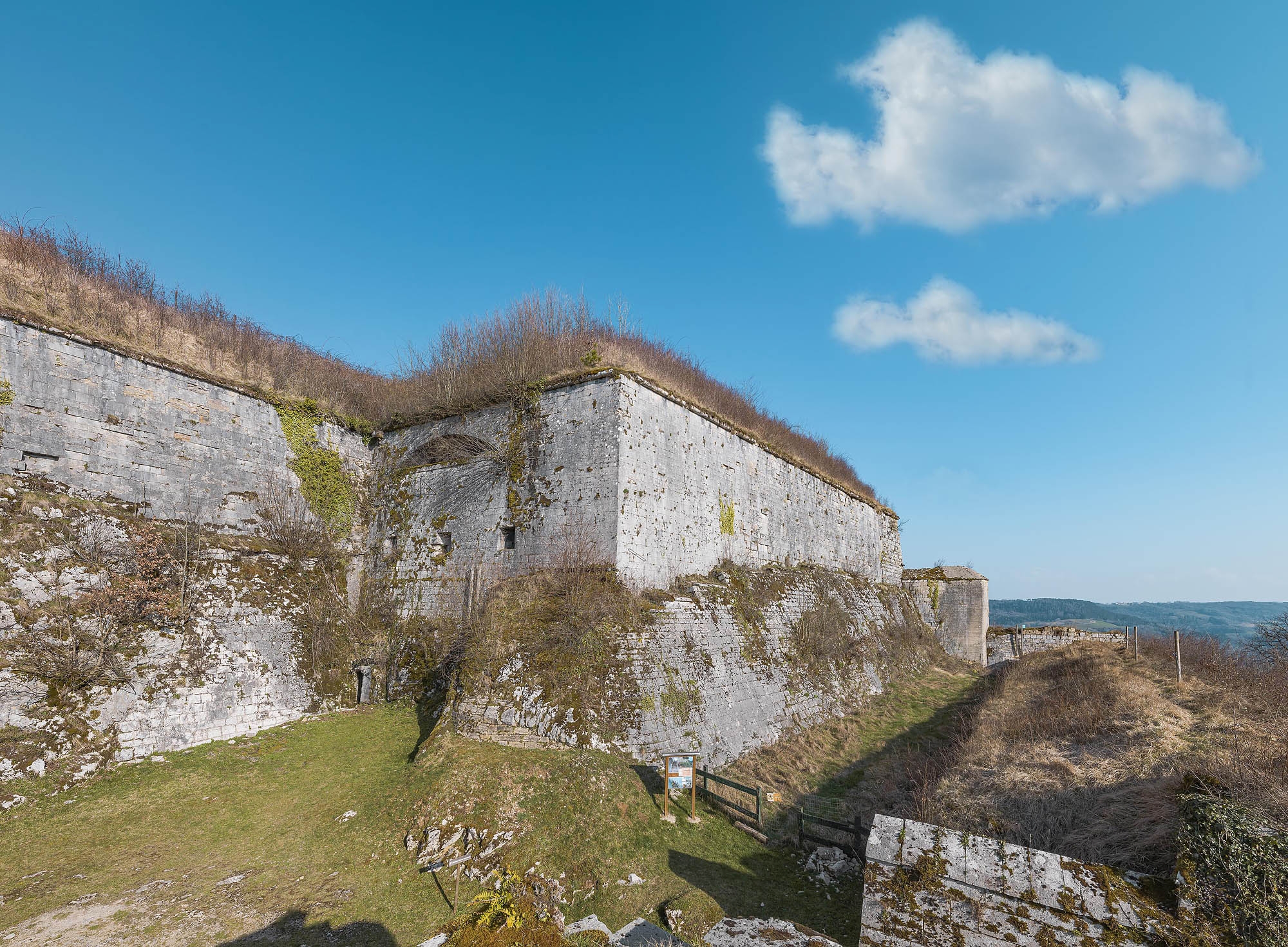 Demi-bastion du front d'attaque.