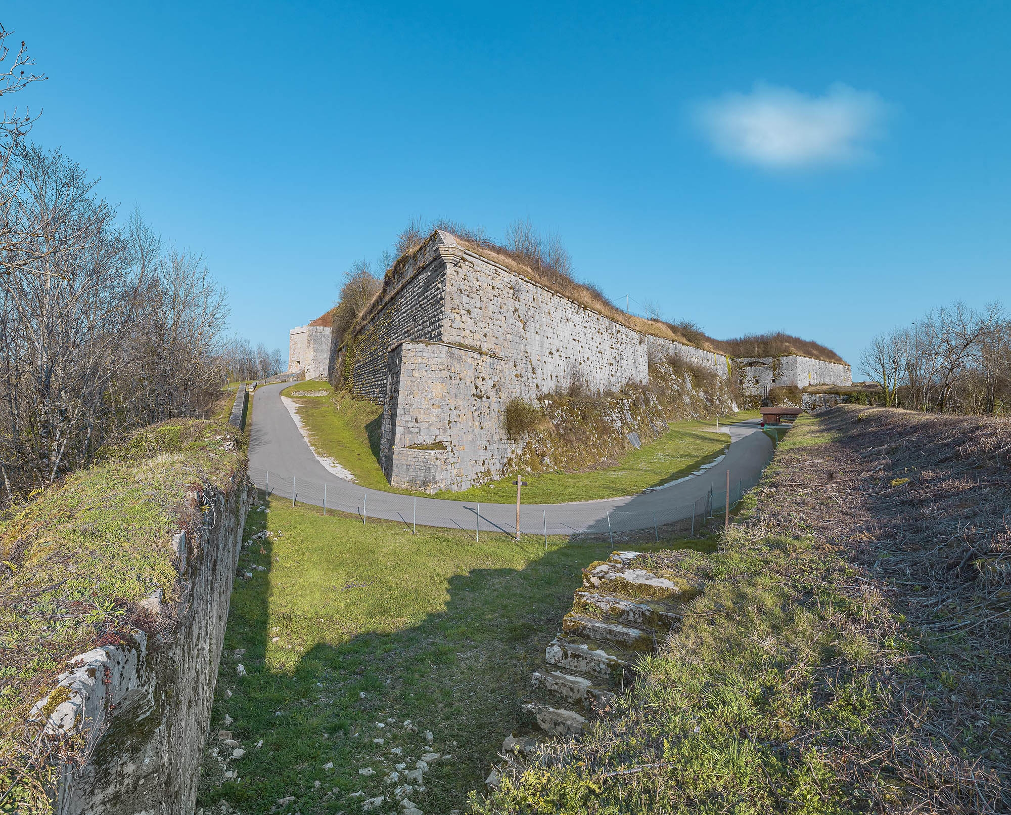Le demi-bastion ouest du front d'attaque et le rempart nord du fort.