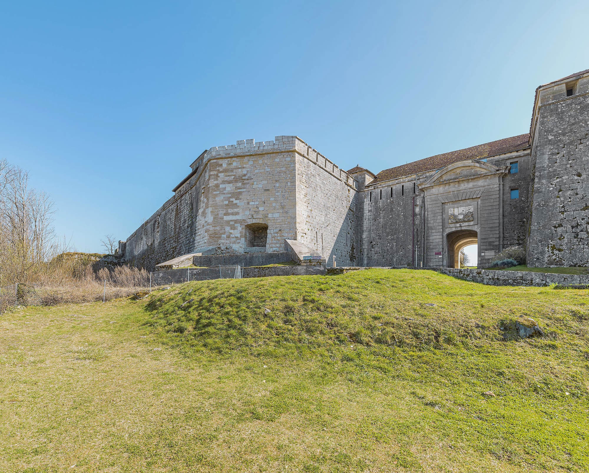 Les bastions encadrant l'entrée principale du fort.