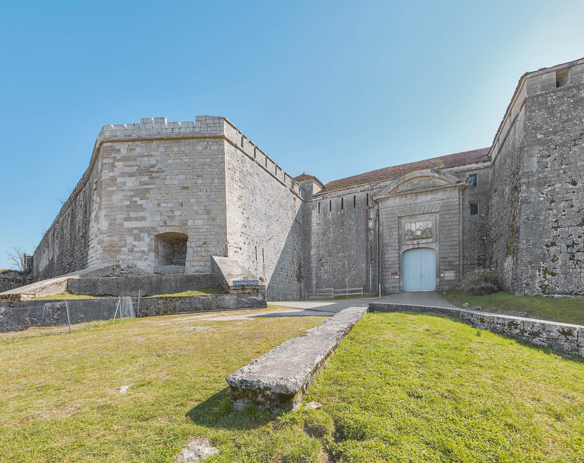 La porte d'entrée et les remparts l'encadrant.