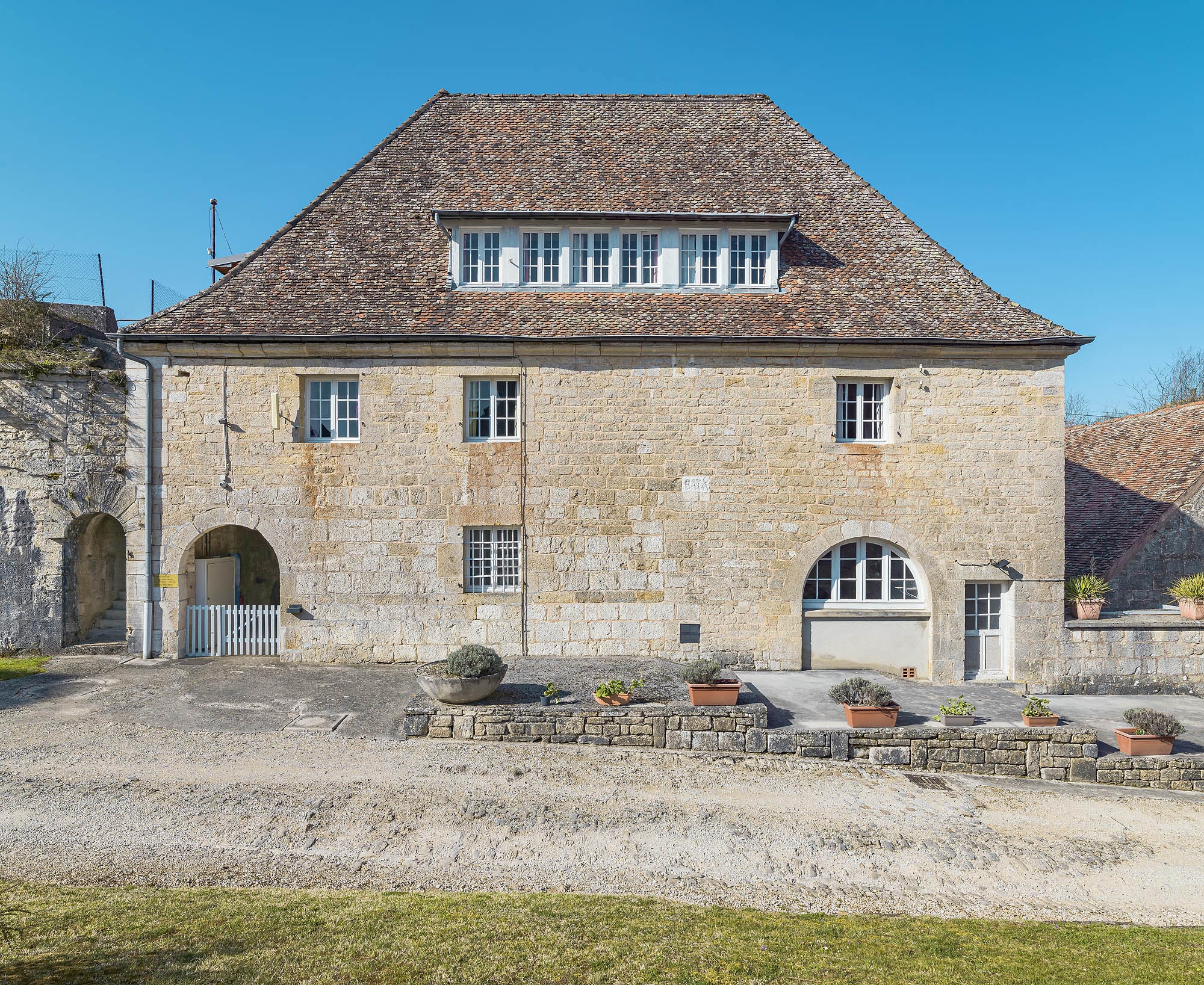 Salle d'armes de l'artillerie : façade antérieure.