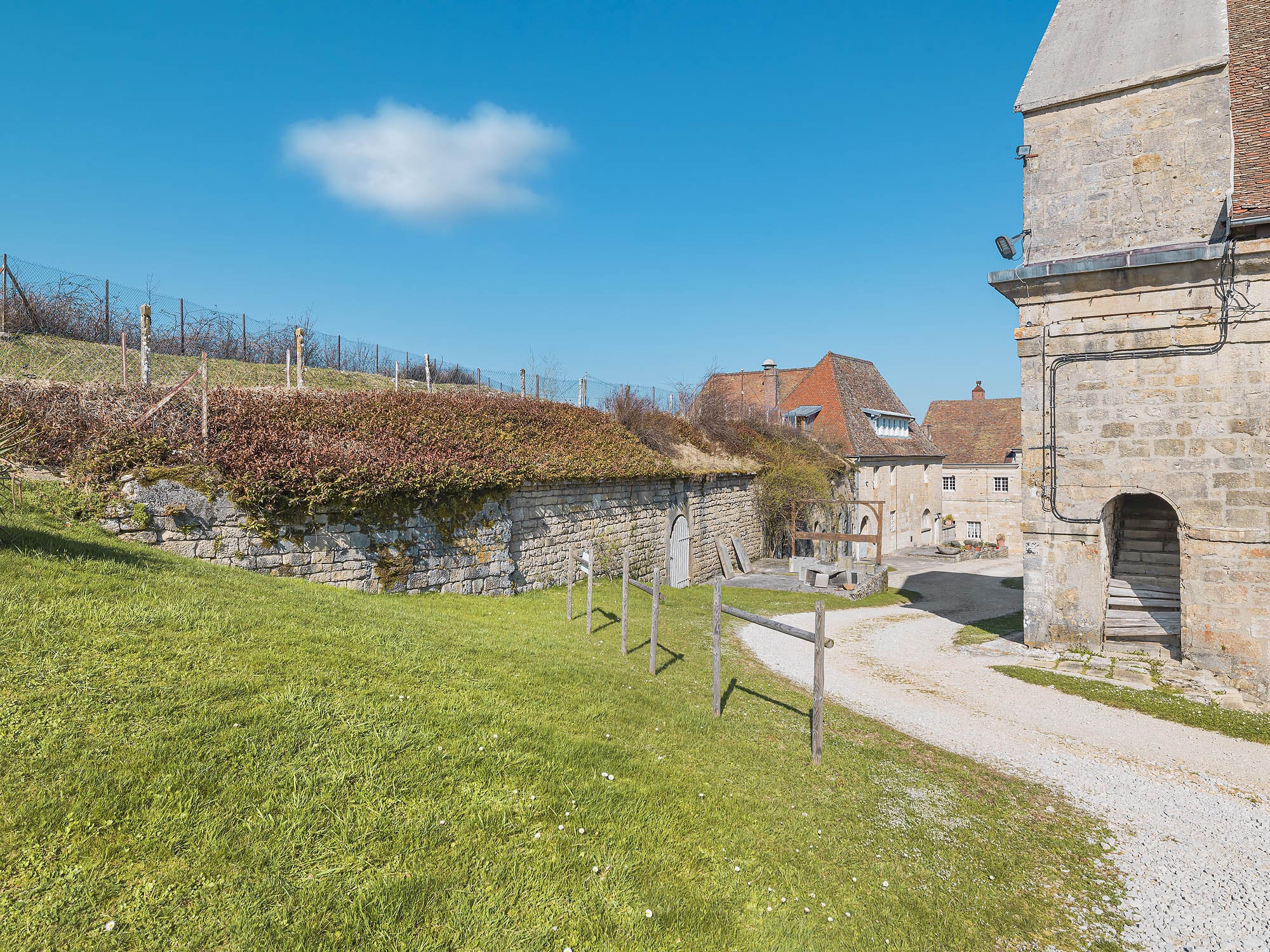 De gauche à droite : chemin de ronde, porte menant vers les casemates du demi-bastion est du front d'attaque, logement de l'officier d'artillerie, pavillon d'entrée et caserne V.