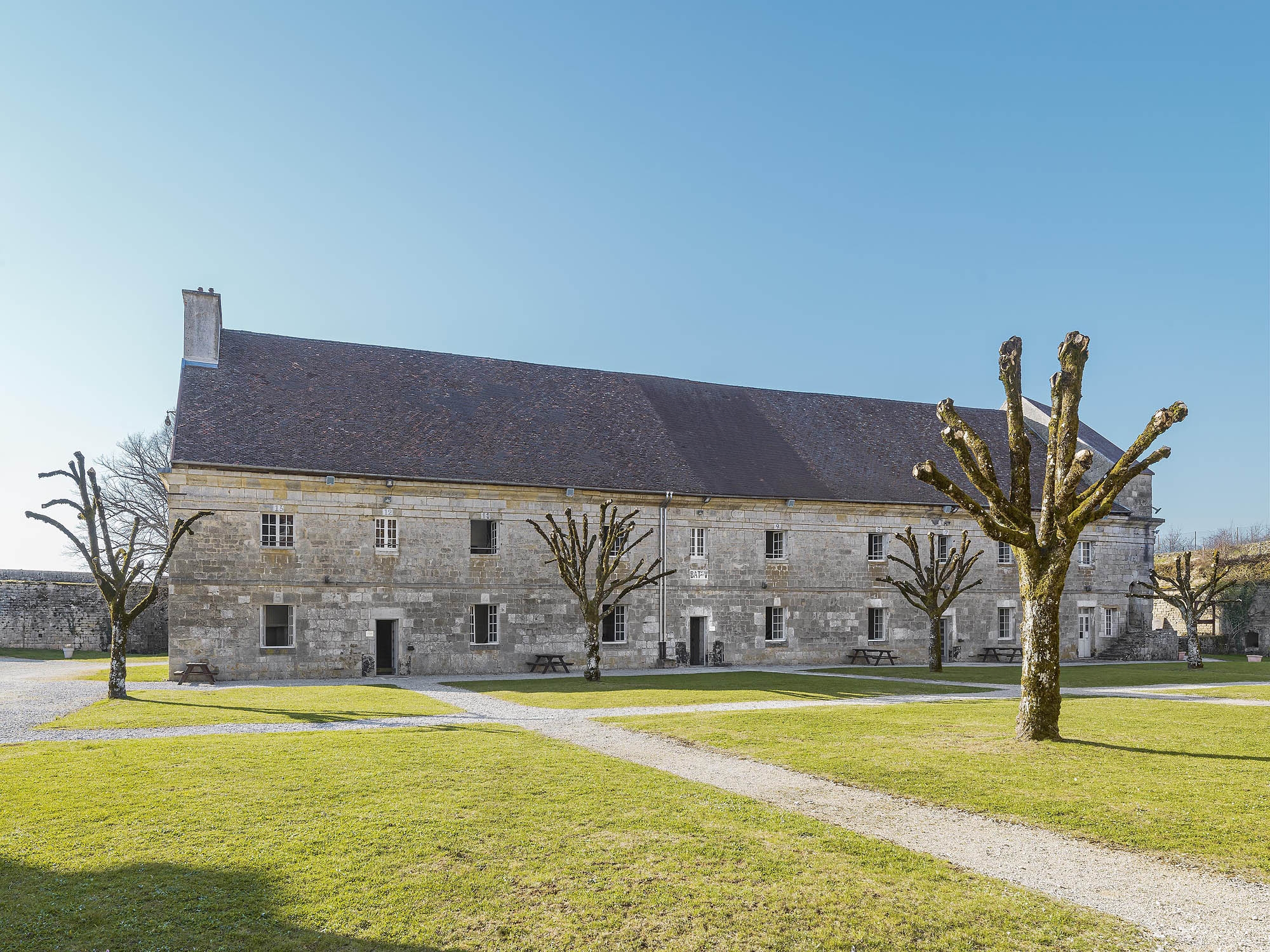 Caserne V : façade antérieure.