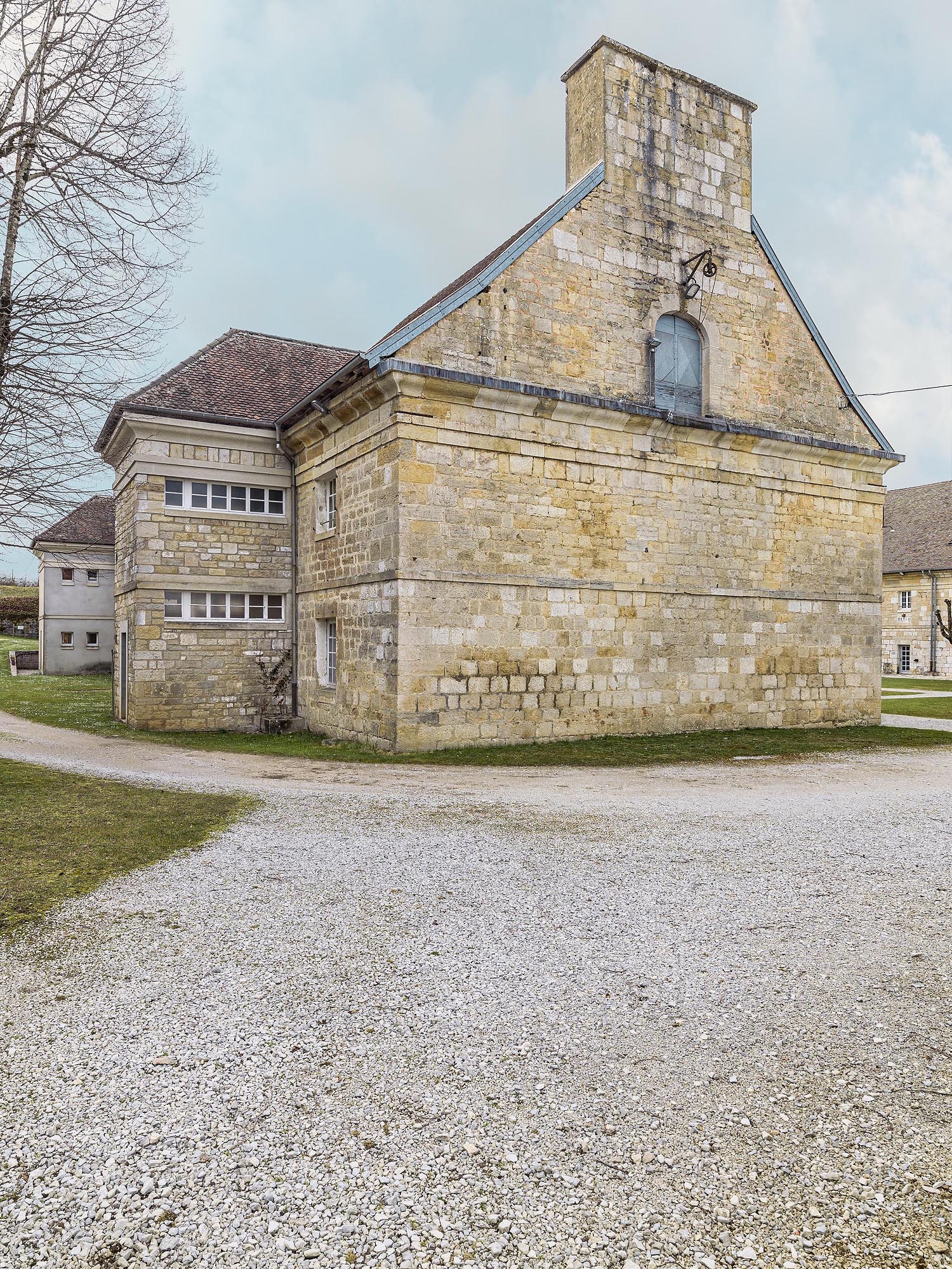 Caserne v : vue de trois quarts gauche (façaces antérieure et latérale).