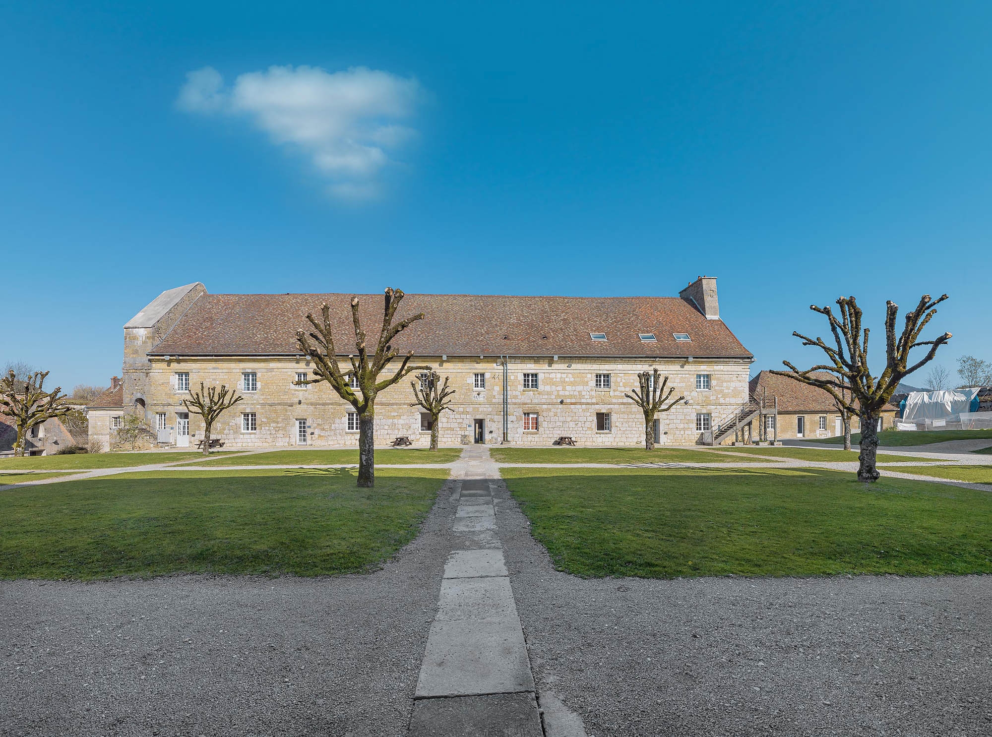 Caserne U : façade antérieure.
