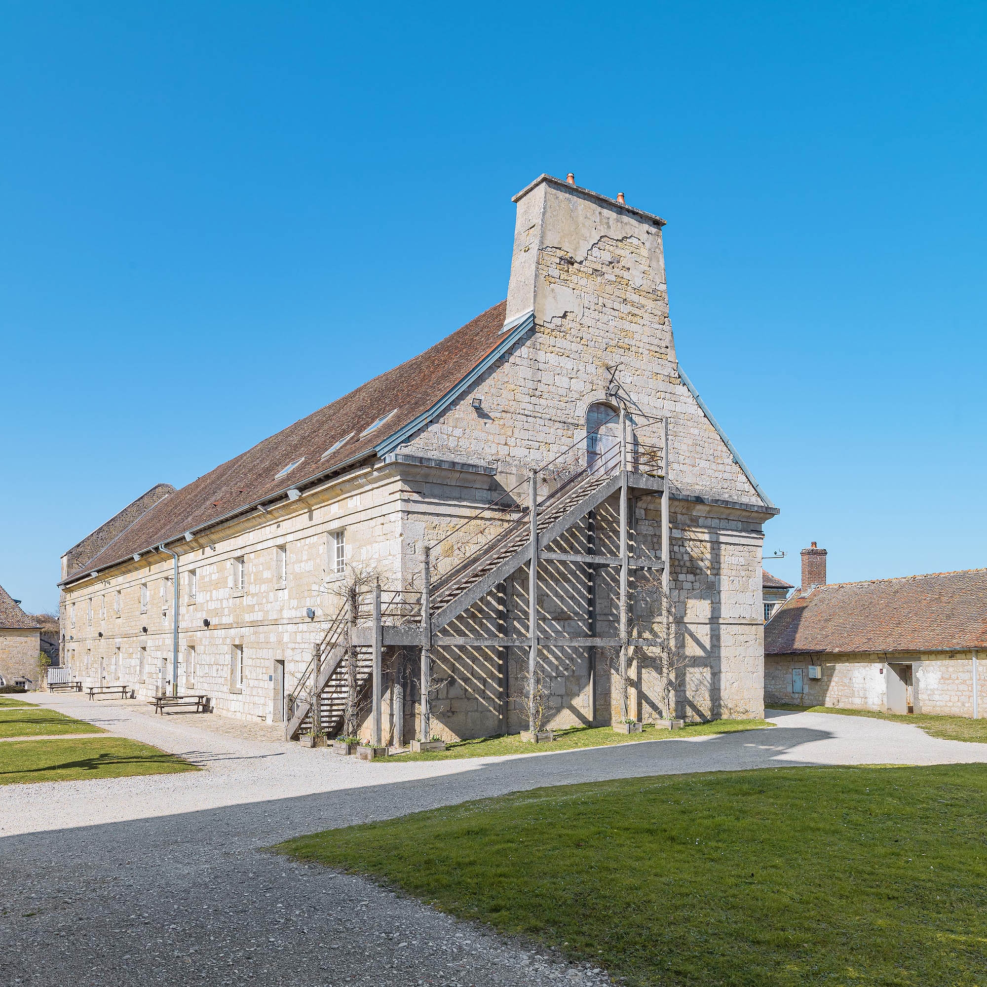 Caserne U : vue de trois quarts droit (façaces antérieure et latérale).