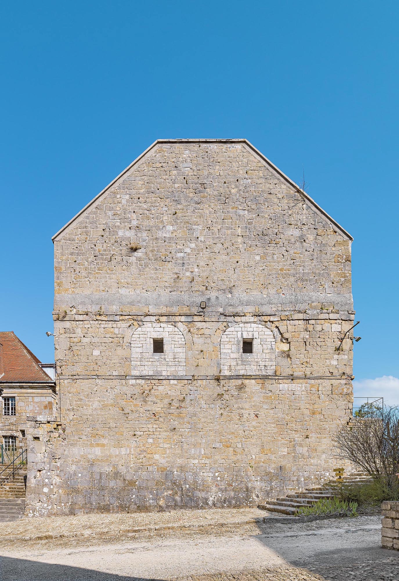 Caserne U : mur pignon épaissis, au cours du 19e siècle pour être à l'épreuve des bombes.