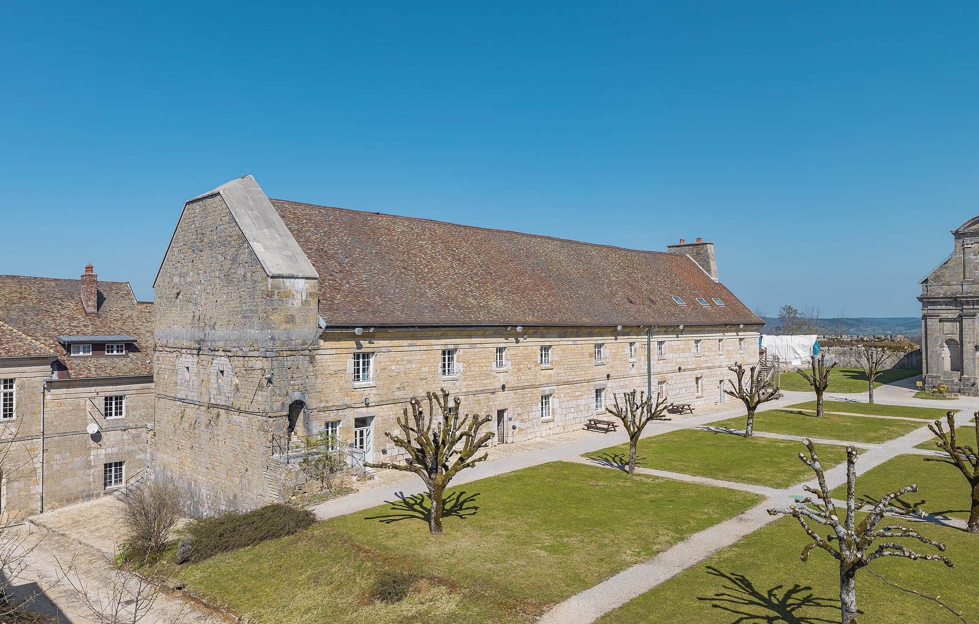 Caserne U : vue de trois quarts gauche (façades antérieure et latérale).