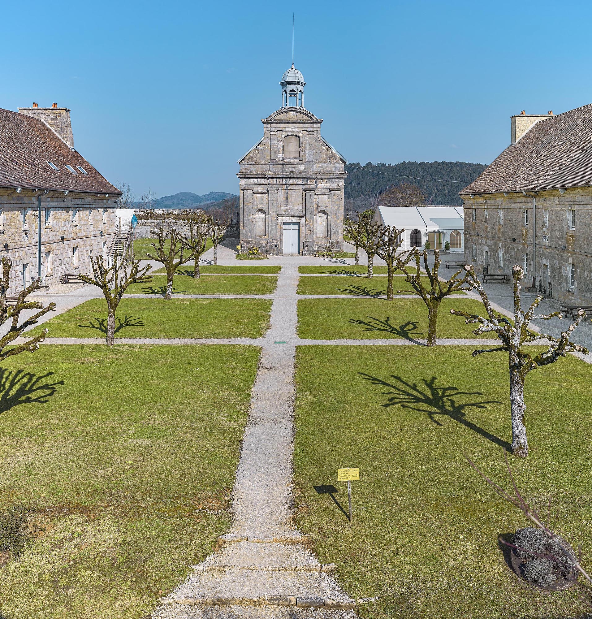 La chapelle et la place d'armes.