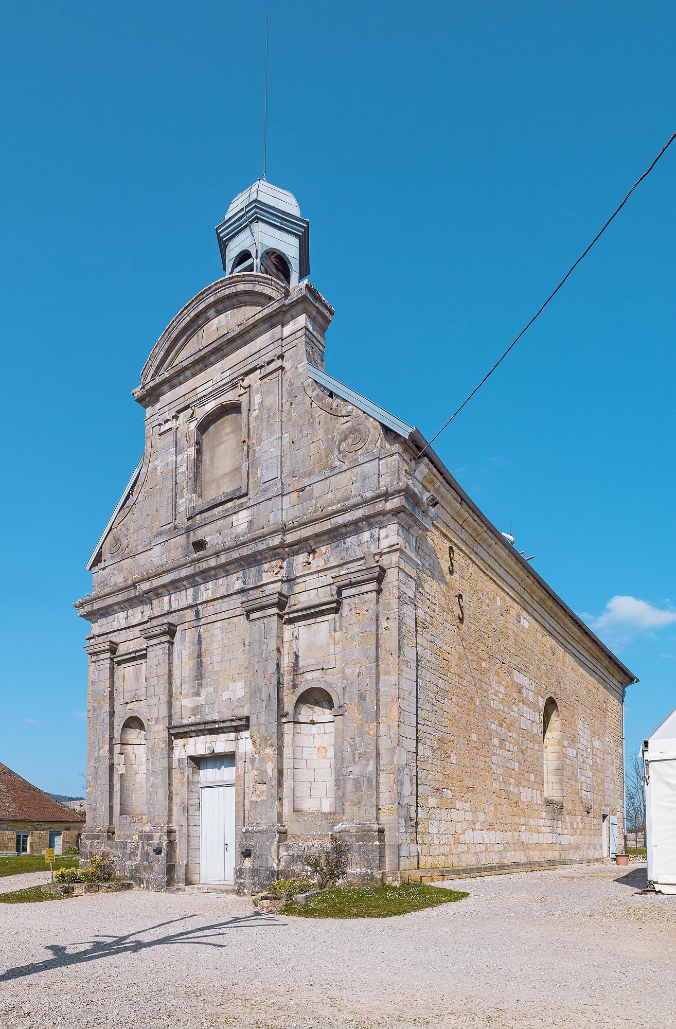 Façades antérieure et latérale droite.