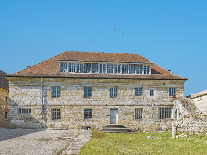 Vue d'ensemble. ; Logement du gouverneur : façade antérieure.