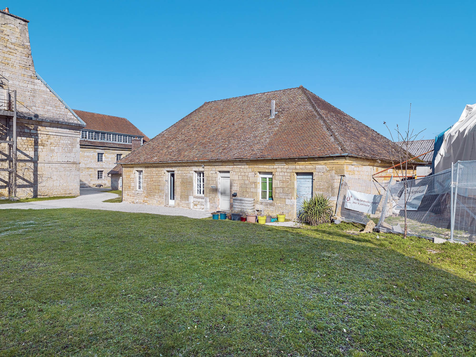 Cantine et logement du gardien de batterie : façade postérieure. Logement du gouverneur en arrière-plan.