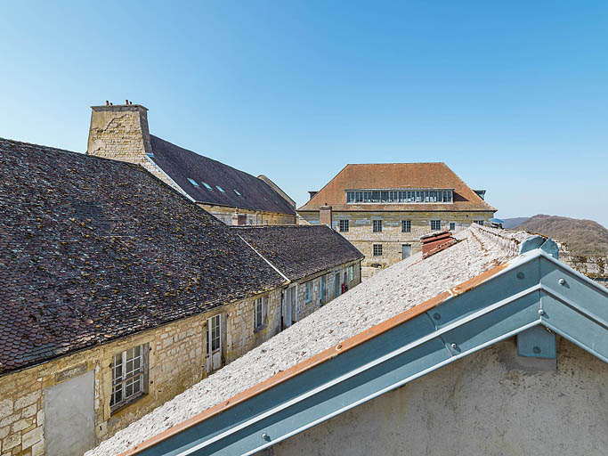 Toit à croupe du bâtiment.