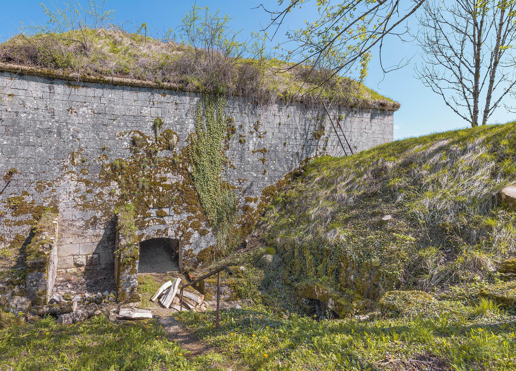 Traverse d'accès à la plateforme du demi-bastion ouest.