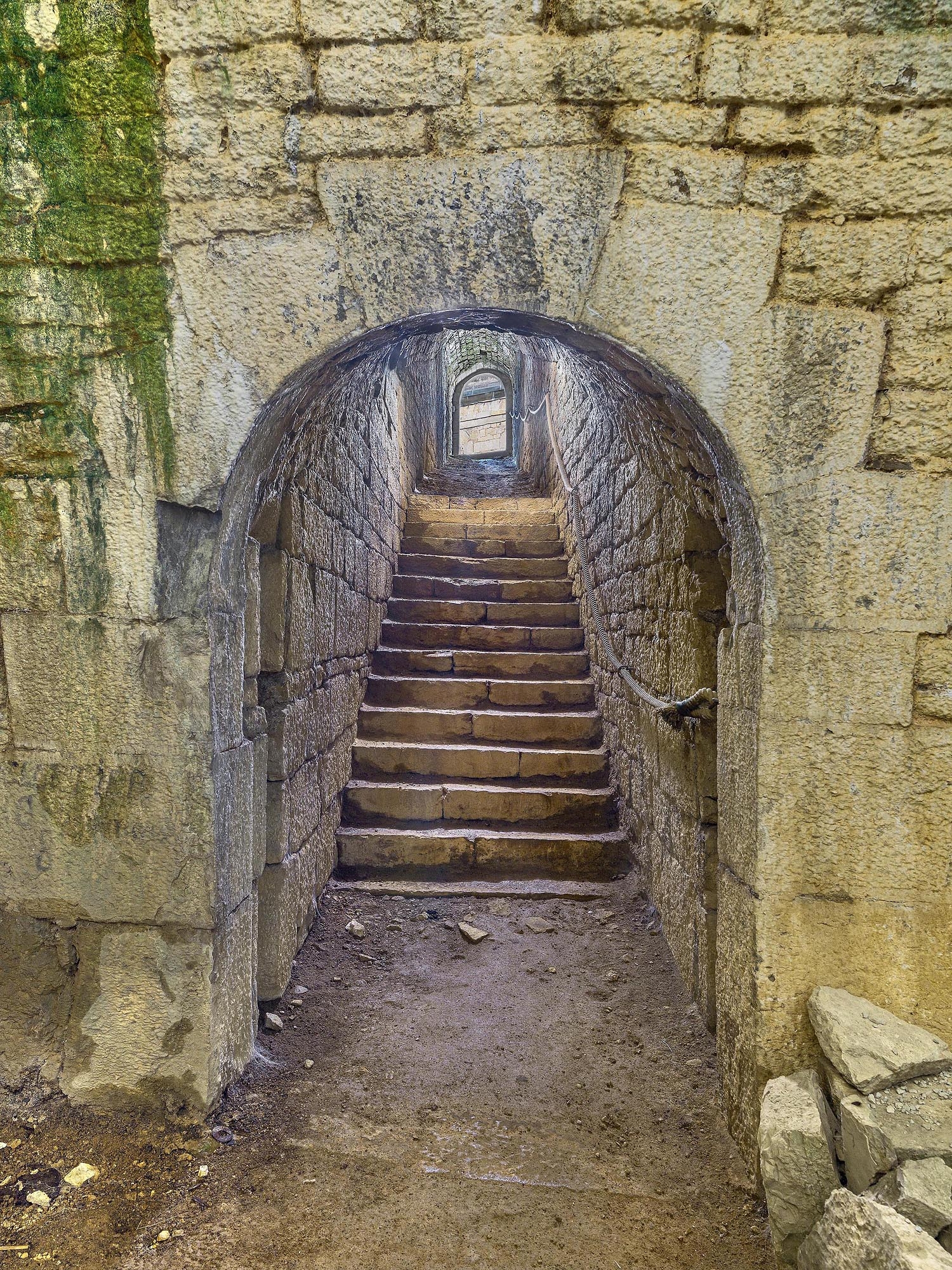 Escalier menant à la casemate du demi-bastion depuis l'intérieur du fort.