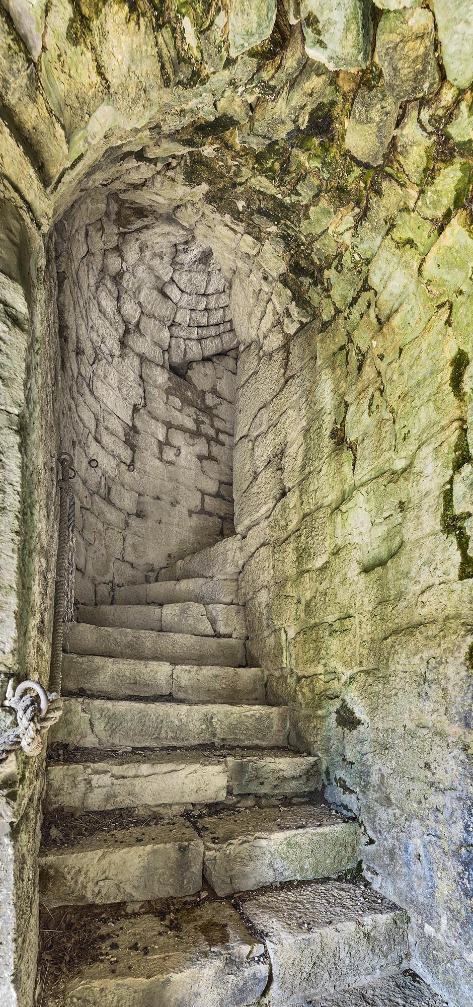 Réduit du nid d'aigle : escalier.