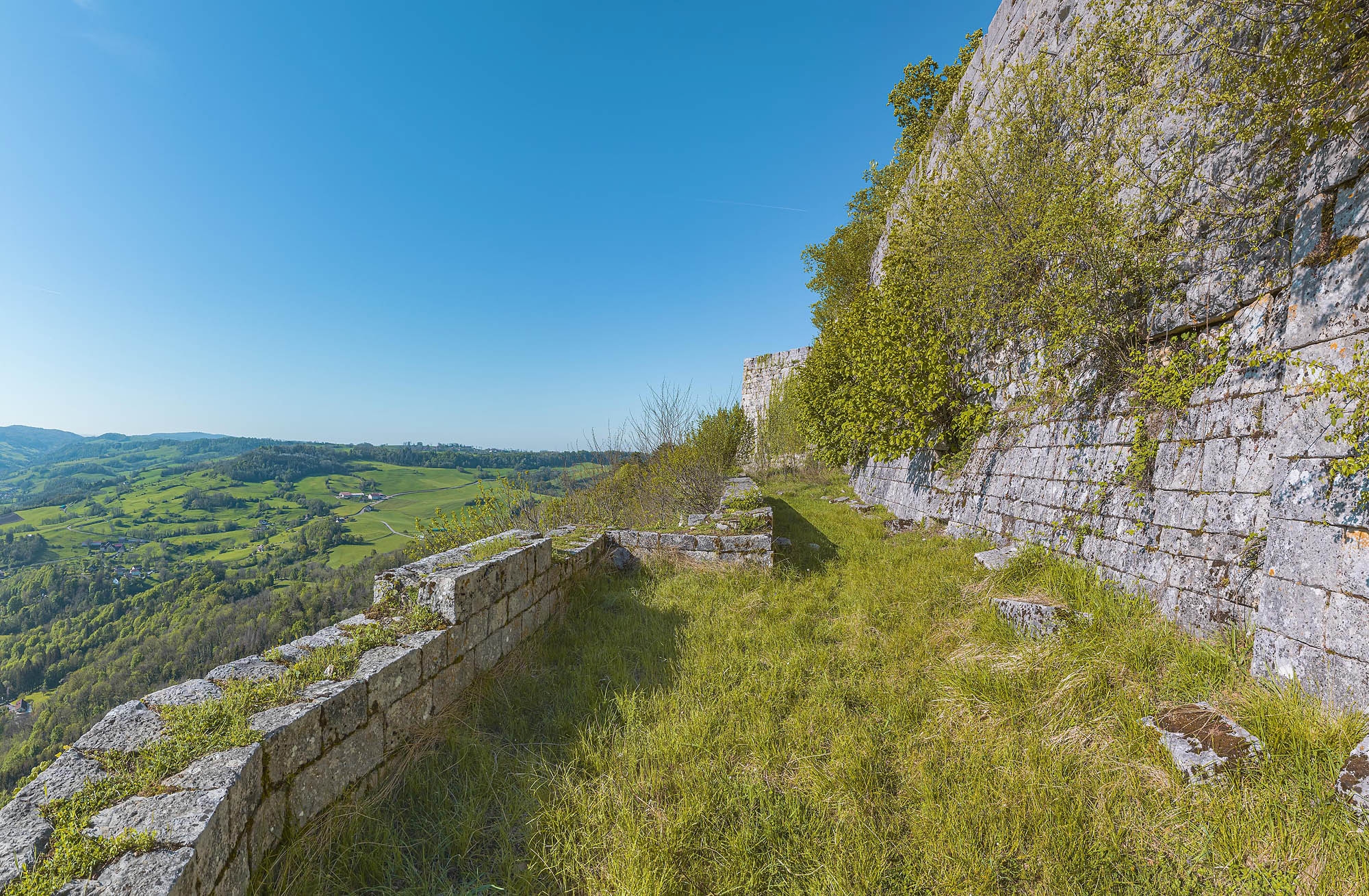 Fausse-braie du rempart du front est.