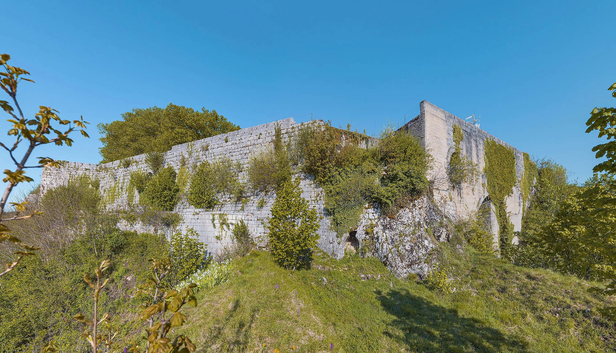 Rempart du front est : vue depuis le réduit du nid d'aigle.