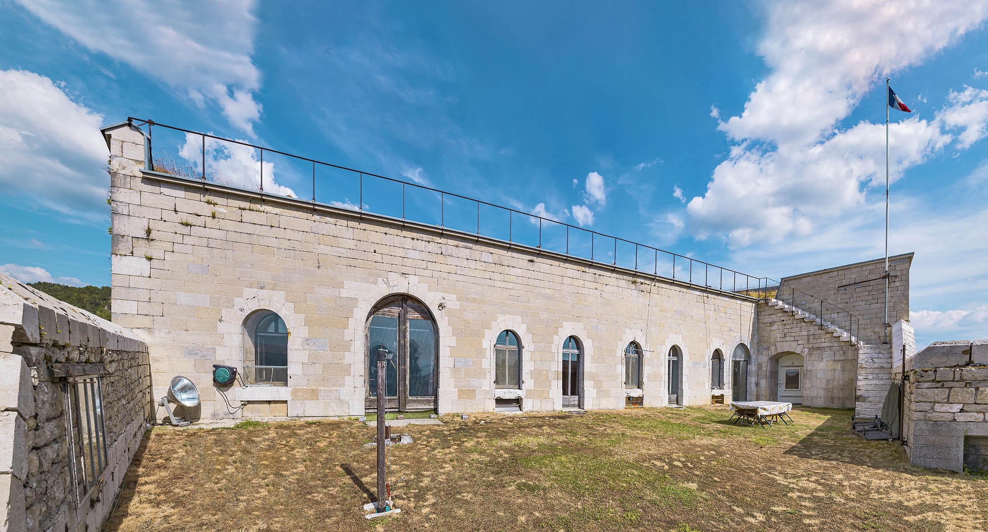 Le réduit intérieur : façade postérieure.