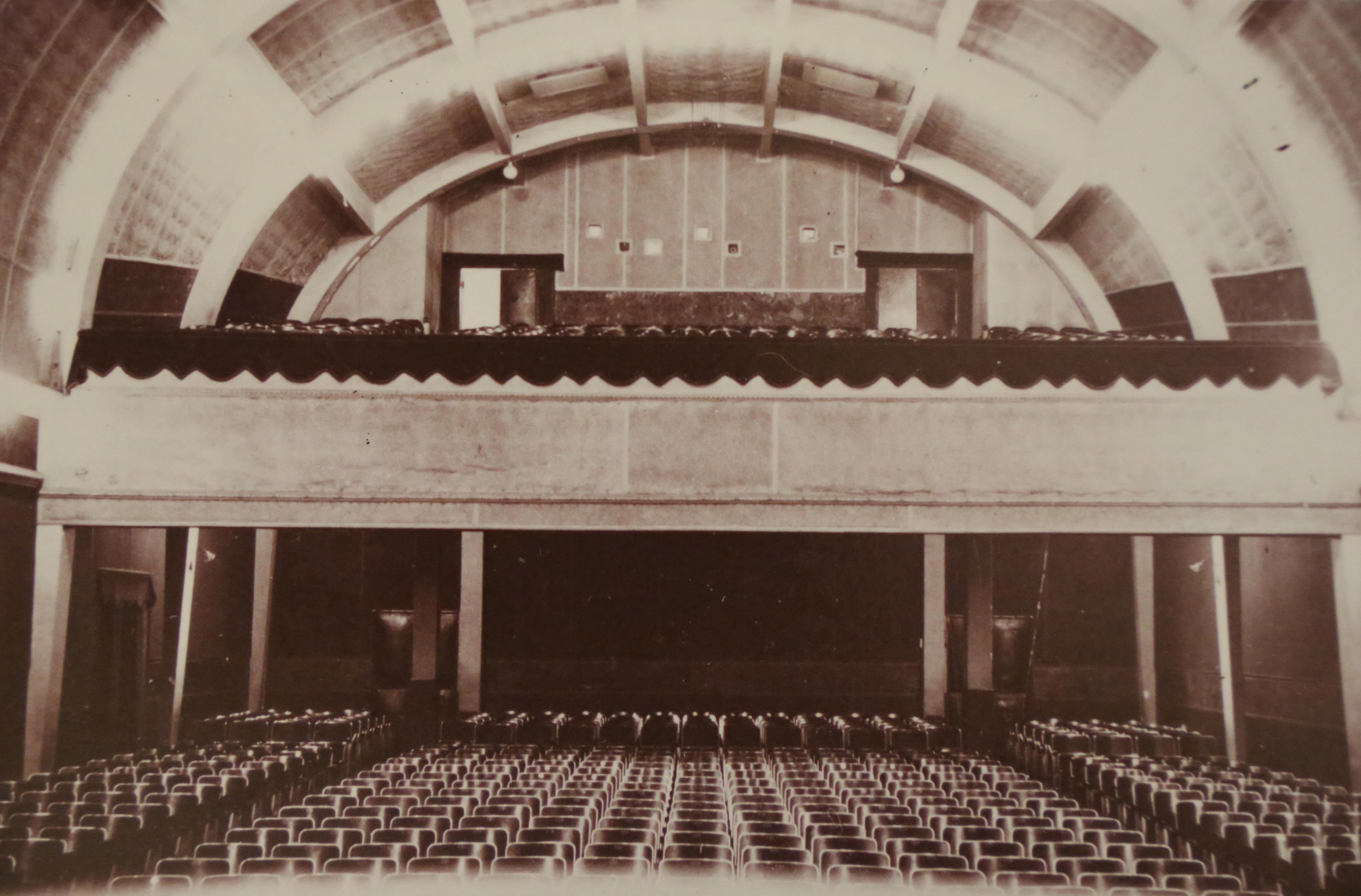 La salle de l'Omnia équipée pour le "parlant" (v. 1930).