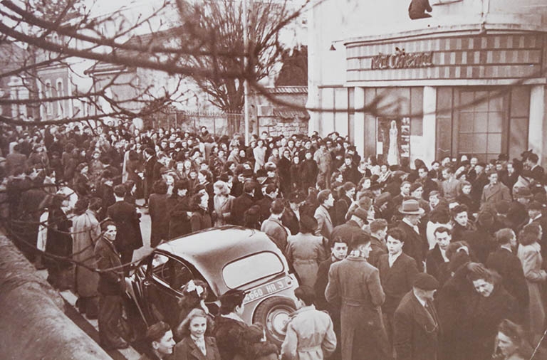 Foule devant l'Omnia-cinéma (r. du 21 Janvier) v. 1945.