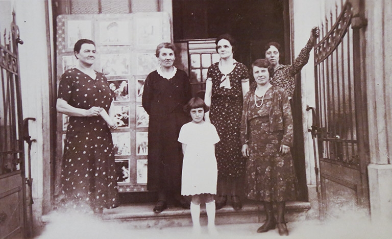 Façade de l'Omnia-cinéma, avec le personnel (v. 1930).