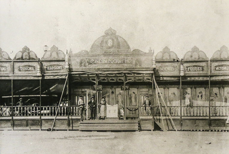 Cinéma forain Beuchot : façade agrandie (vers 1910).