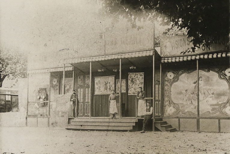Cinéma forain Beuchot à Fraisans (1908) : façade.