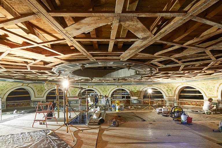 Plafond de la salle en cours de restauration, en 2020. Les peintures ont été enlevées, révélant la structure en bois de la fausse coupole.
