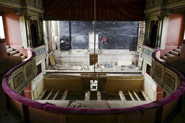L'orchestre et la scène en cours de restauration, en 2020.