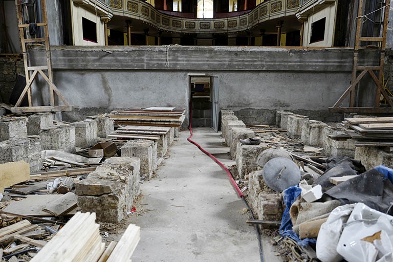 Dessous de scène lors de la restauration, en 2020.