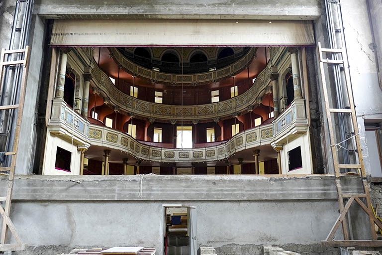 Cadre de scène et salle vus du dessous en cours de restauration, en 2020.