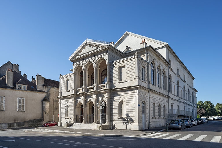 Façades antérieure et latérale droite. ; Théâtre municipal : vue d'ensemble.