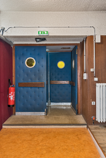 Centre paroissial Saint-Jean-l'Evangéliste : portes, vestiges de la salle de spectacle le Régent.