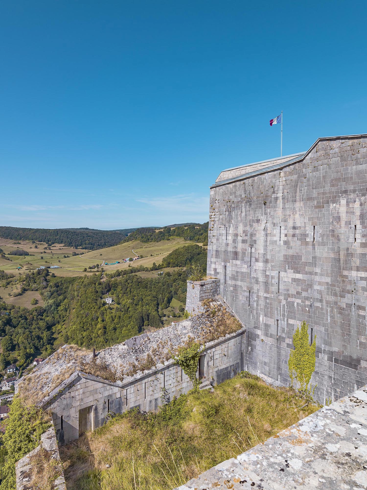Mur pignon sud du réduit intérieur et plateforme du bastion carré.