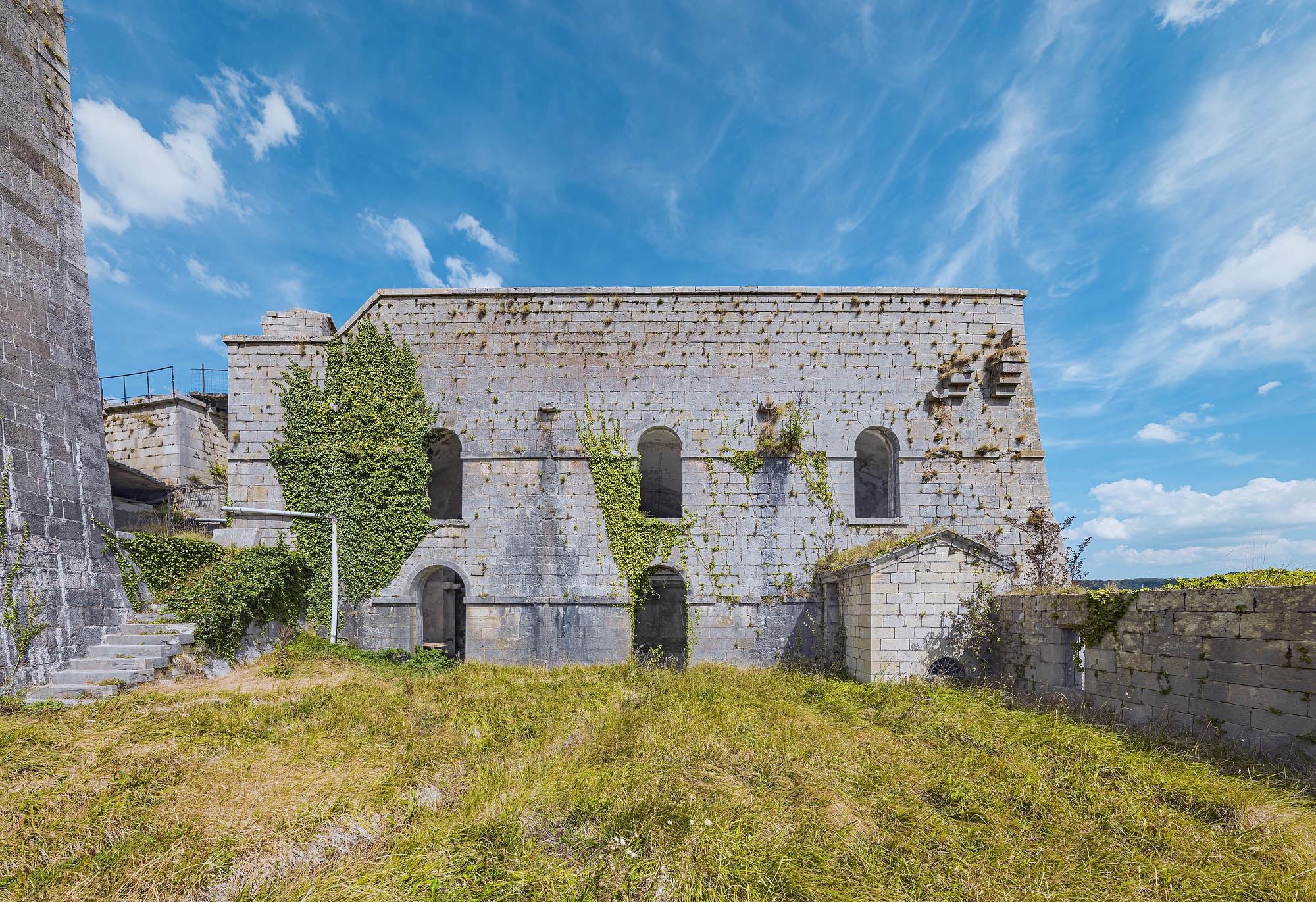 Bâtiment casematé servant à accueillir une garnison et des magasins.
