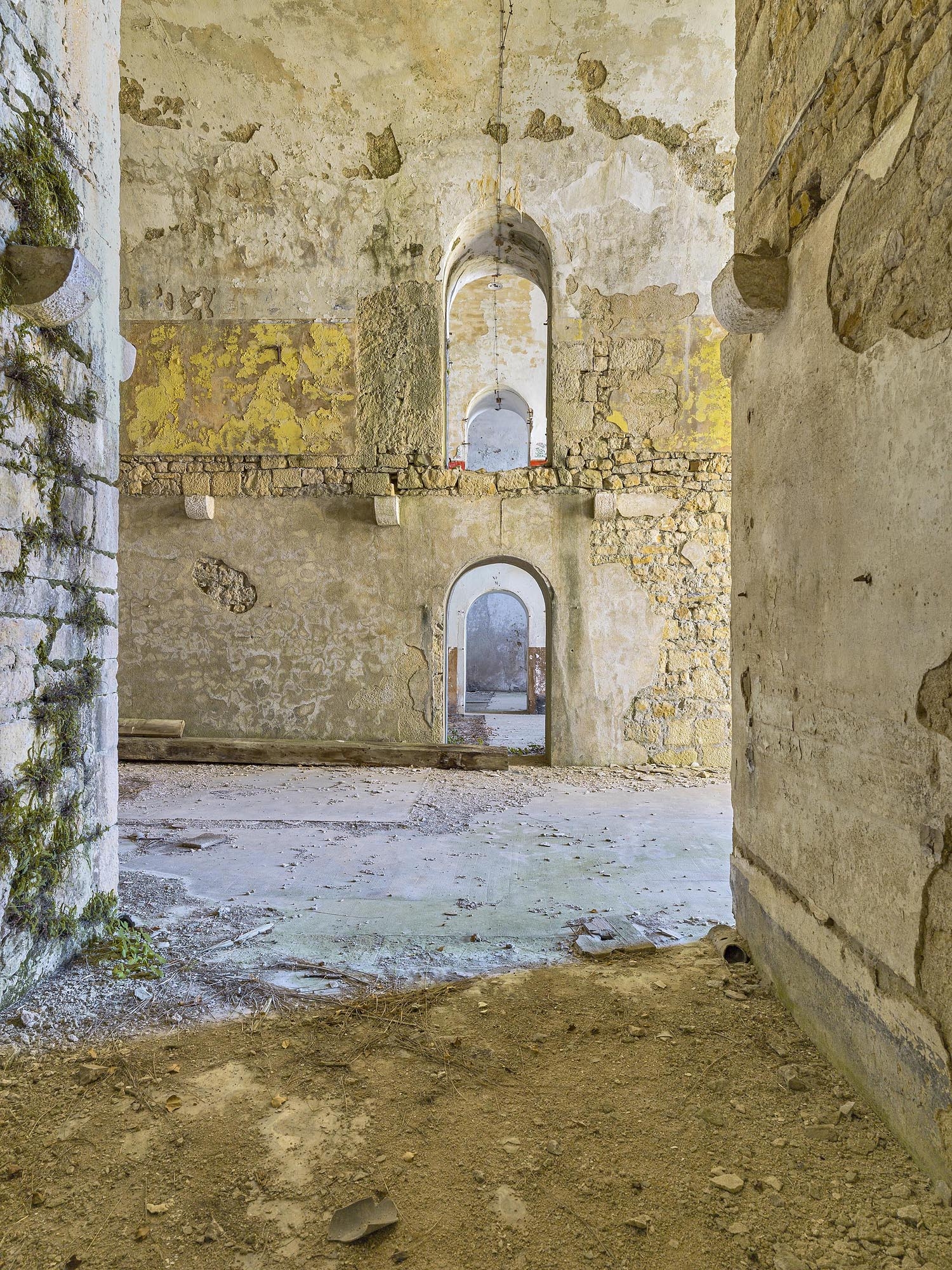 Vue intérieure du bâtiment casematé : les corbeaux attestent l'existence d'un plancher disparu. 