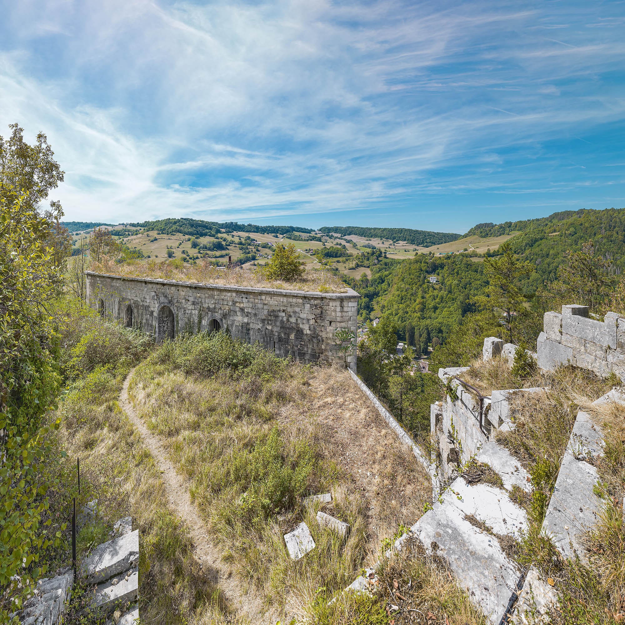 La plateforme et le réduit du bas-Belin.