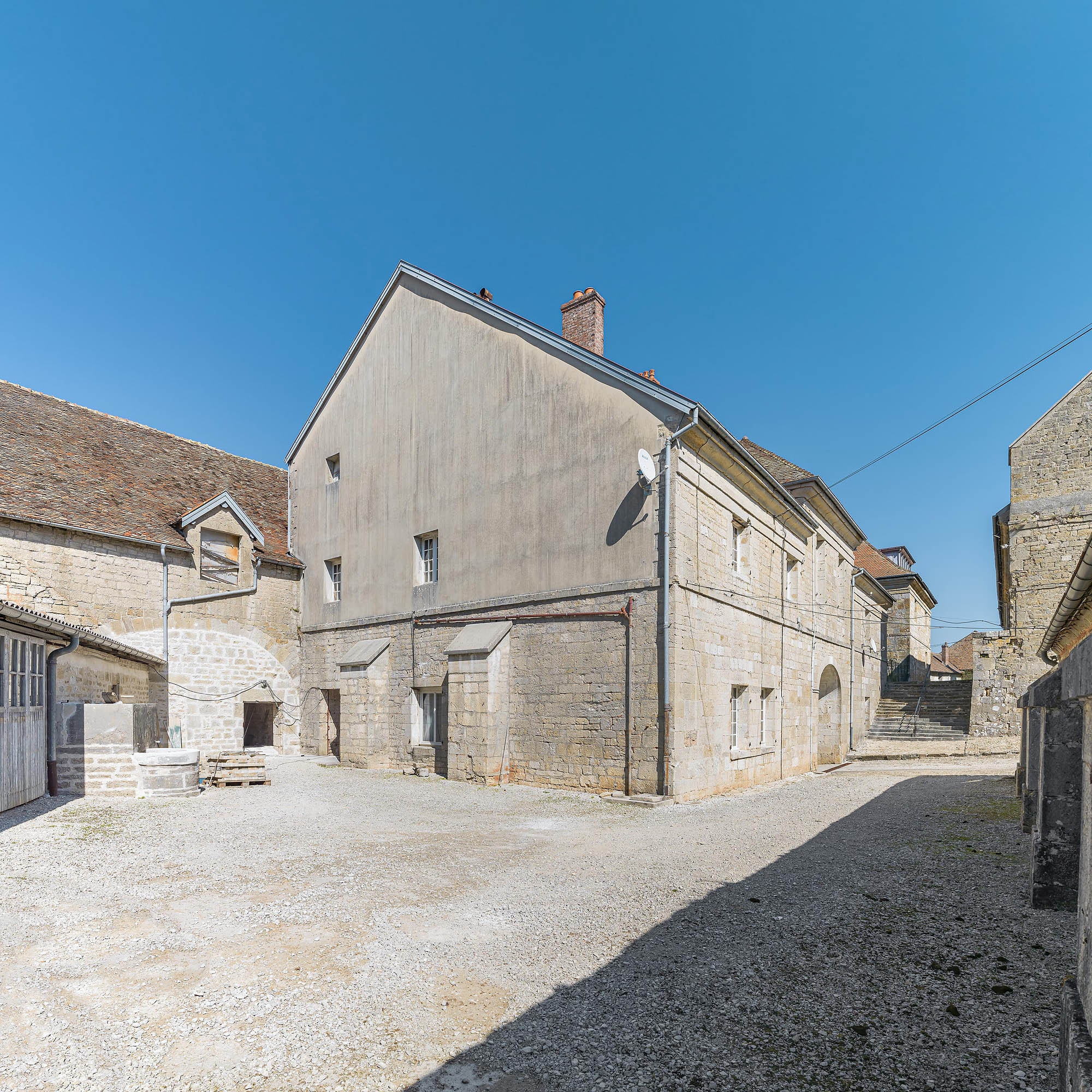 Façade postérieure : vue de trois quarts gauche.