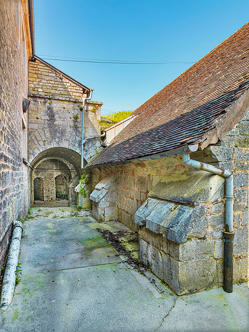 Les contreforts épaulant la poudrière.