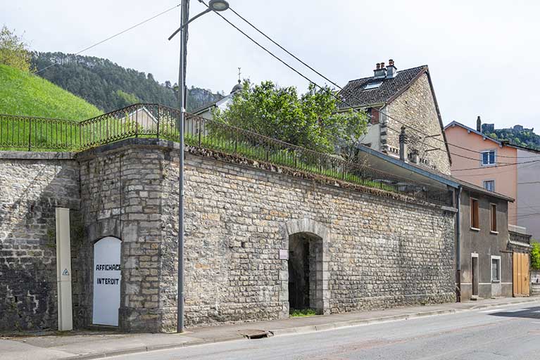 Mur construit (vers 1885) au devant de la tour est. La porte donne accès à une pièce voûtée (vestiges du bâtiment construit en 1661 ?).