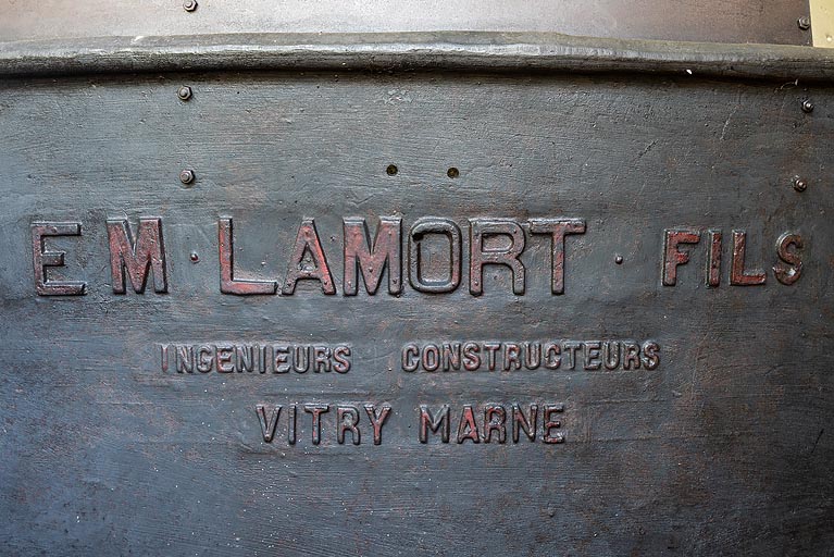 Défibreuse : inscription identifiant et localisant le constructeur.