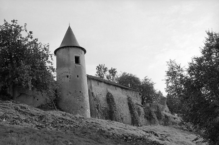 Tourelle et vestiges de mur de clôture.