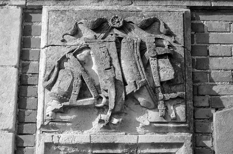 Relief à gauche sur la partie centrale de l'élévation postérieure de l'écurie.