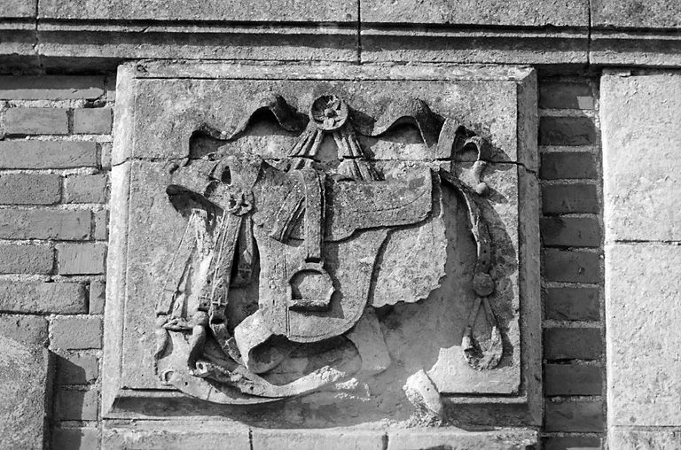 Relief à droite sur la partie centrale de l'élévation postérieure de l'écurie.