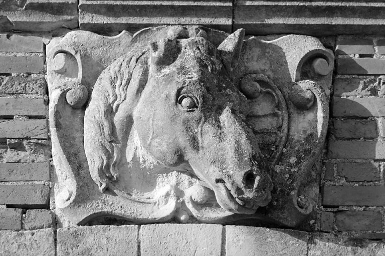 Relief à gauche sur la partie gauche de l'élévation postérieure de l'écurie.